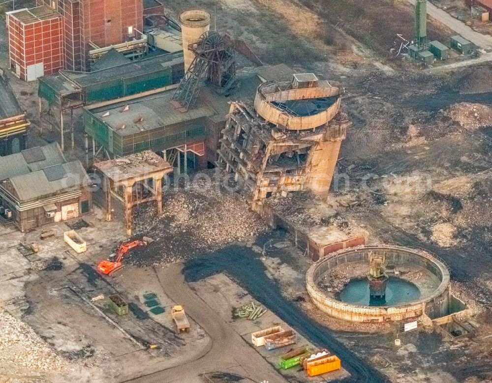 Hamm from the bird's eye view: Demolition work on the site of the Industry- ruins Zeche Heinrich Robert in Hamm in the state North Rhine-Westphalia, Germany