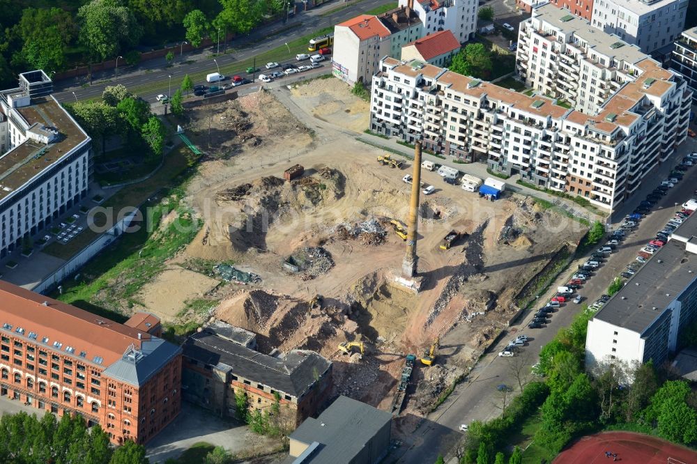 Berlin from the bird's eye view: Demolition work on the site of the ruins Bohemian brewery in Berlin. On the former brewery site between Friedensstrasse, Pufendorfstrasse and Matthiasstrasse space is created for the new district Friedrichshain courtyards of B & L Real Estate GmbH