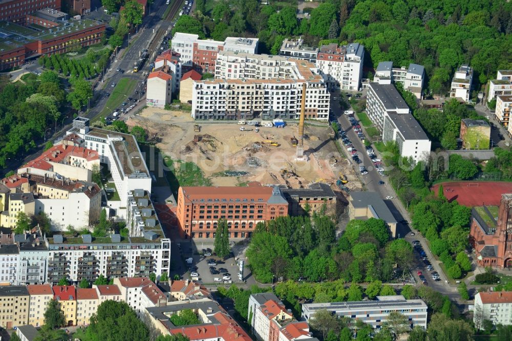 Aerial photograph Berlin - Demolition work on the site of the ruins Bohemian brewery in Berlin. On the former brewery site between Friedensstrasse, Pufendorfstrasse and Matthiasstrasse space is created for the new district Friedrichshain courtyards of B & L Real Estate GmbH