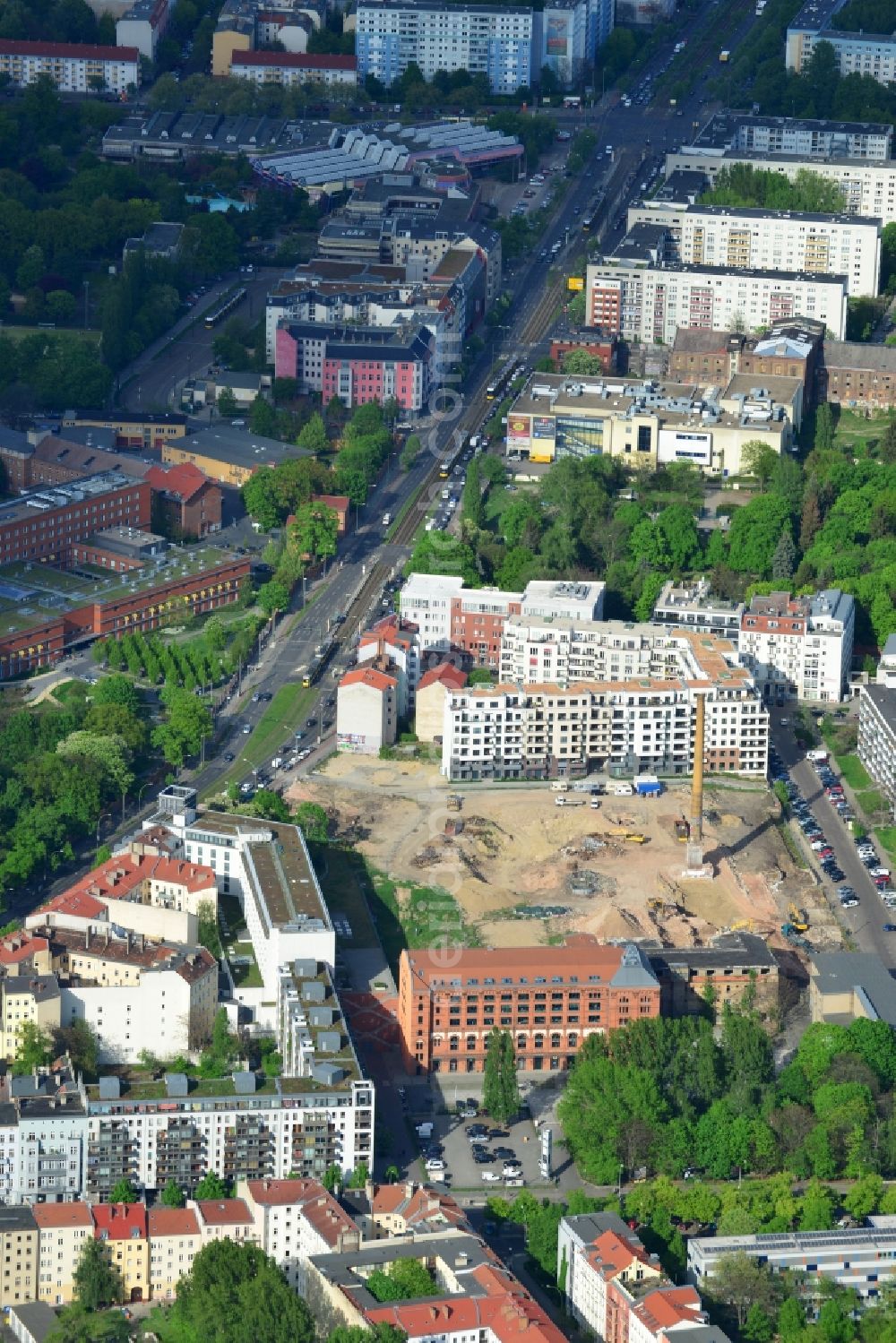 Berlin from above - Demolition work on the site of the ruins Bohemian brewery in Berlin. On the former brewery site between Friedensstrasse, Pufendorfstrasse and Matthiasstrasse space is created for the new district Friedrichshain courtyards of B & L Real Estate GmbH