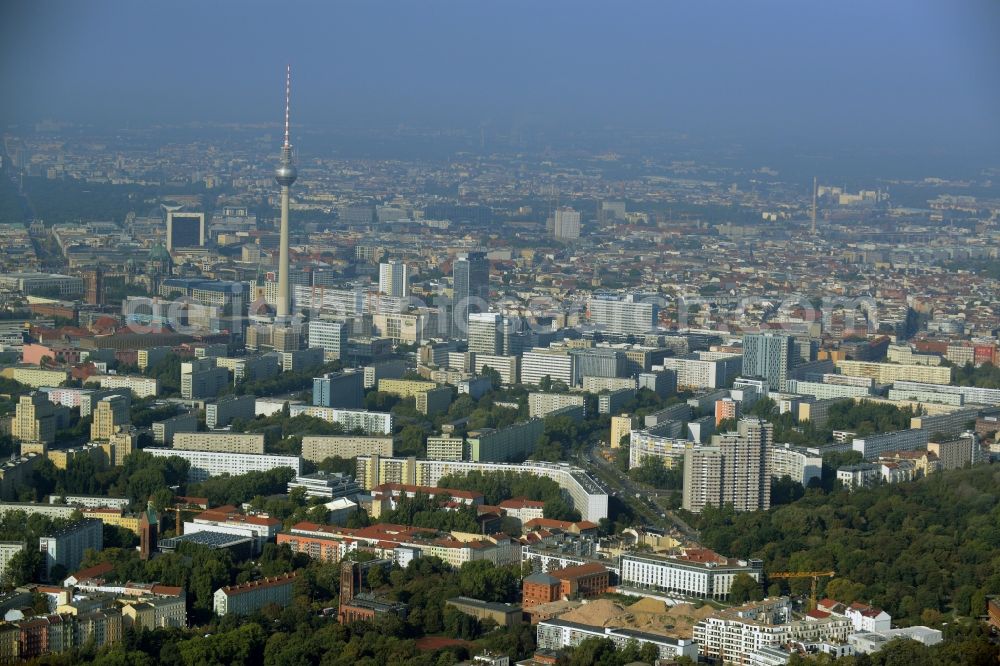 Berlin from above - Demolition work on the site of the ruins Bohemian brewery in Berlin. On the former brewery site between Friedensstrasse, Pufendorfstrasse and Matthiasstrasse space is created for the new district Friedrichshain courtyards of B & L Real Estate GmbH