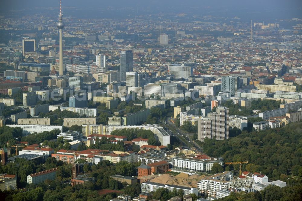 Berlin from the bird's eye view: Demolition work on the site of the ruins Bohemian brewery in Berlin. On the former brewery site between Friedensstrasse, Pufendorfstrasse and Matthiasstrasse space is created for the new district Friedrichshain courtyards of B & L Real Estate GmbH