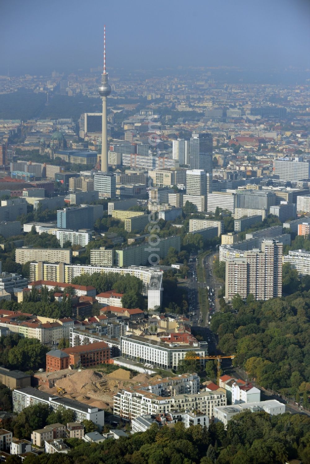 Aerial photograph Berlin - Demolition work on the site of the ruins Bohemian brewery in Berlin. On the former brewery site between Friedensstrasse, Pufendorfstrasse and Matthiasstrasse space is created for the new district Friedrichshain courtyards of B & L Real Estate GmbH