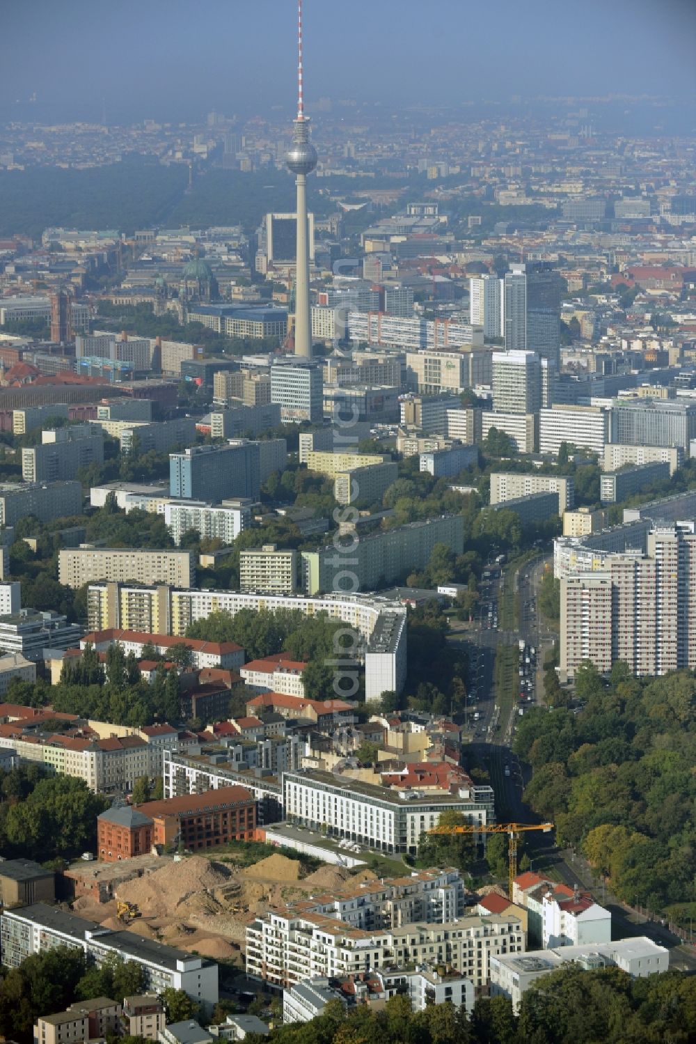 Berlin from above - Demolition work on the site of the ruins Bohemian brewery in Berlin. On the former brewery site between Friedensstrasse, Pufendorfstrasse and Matthiasstrasse space is created for the new district Friedrichshain courtyards of B & L Real Estate GmbH