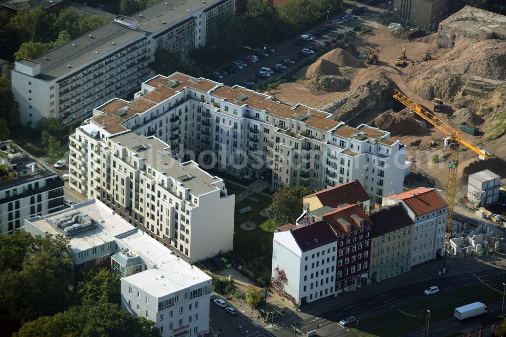 Berlin from the bird's eye view: Demolition work on the site of the ruins Bohemian brewery in Berlin. On the former brewery site between Friedensstrasse, Pufendorfstrasse and Matthiasstrasse space is created for the new district Friedrichshain courtyards of B & L Real Estate GmbH