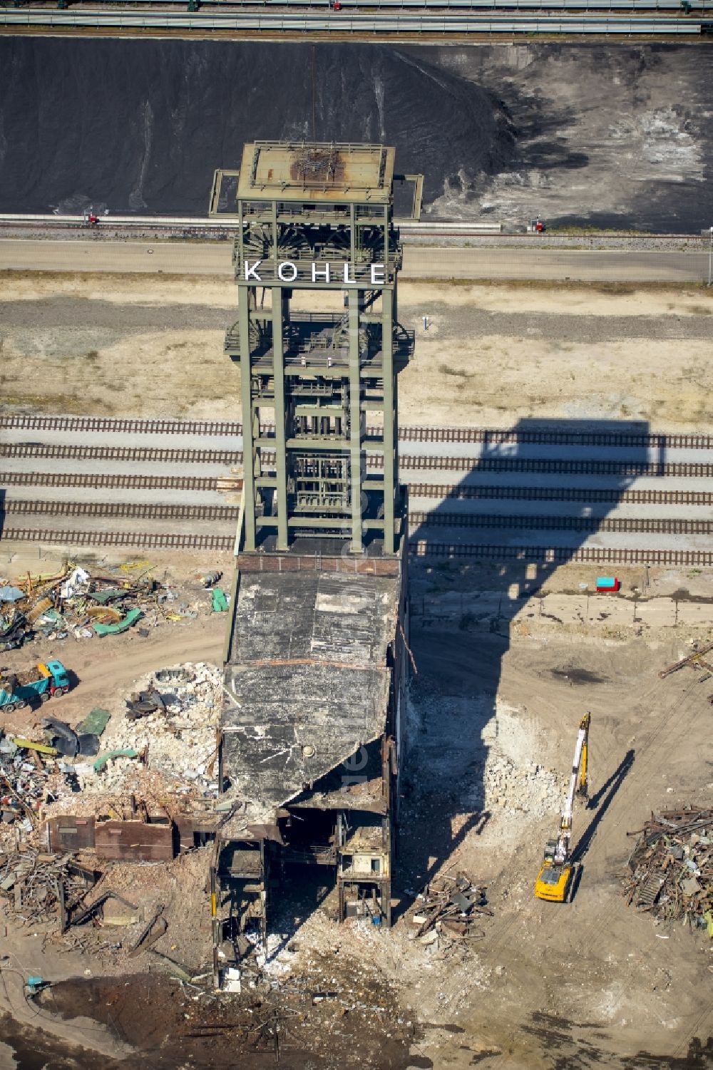 Duisburg, Walsum from the bird's eye view: Demolition work on the site of the ruins Kohle Zeche Walsum in Duisburg in the state North Rhine-Westphalia