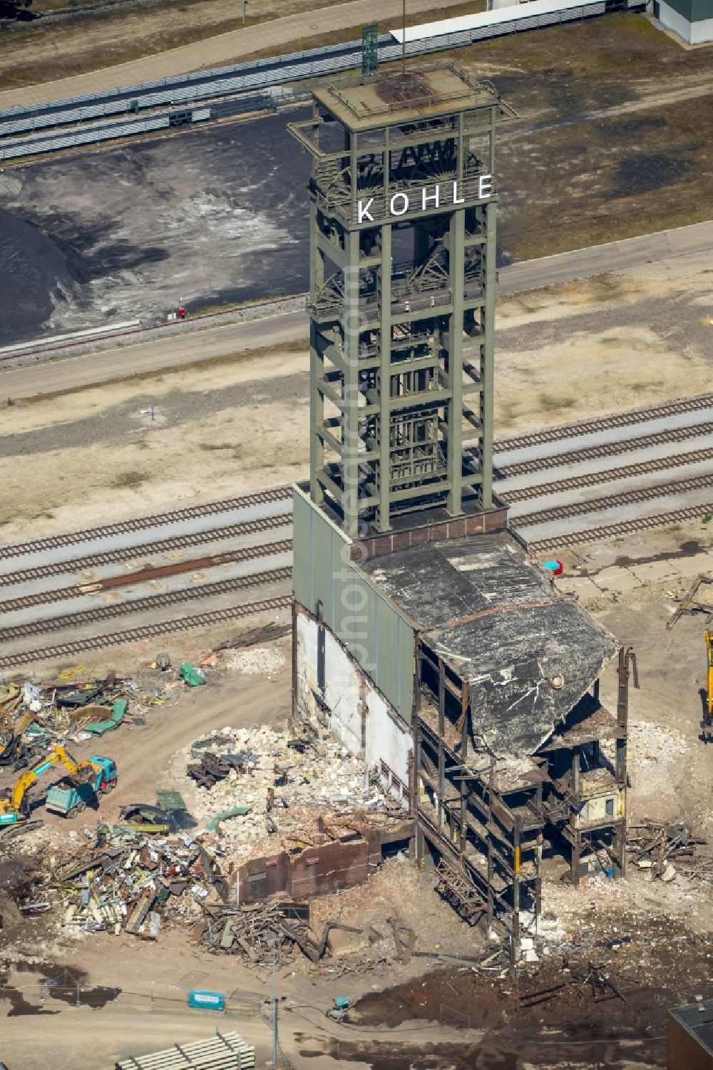 Aerial photograph Duisburg, Walsum - Demolition work on the site of the ruins Kohle Zeche Walsum in Duisburg in the state North Rhine-Westphalia