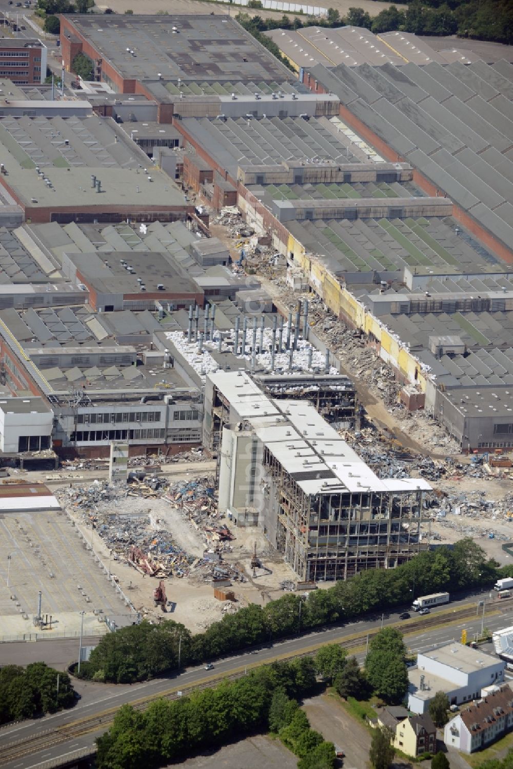 Bochum from above - Demolition work on the site of the ruins Opel Werk I in Bochum in the state North Rhine-Westphalia