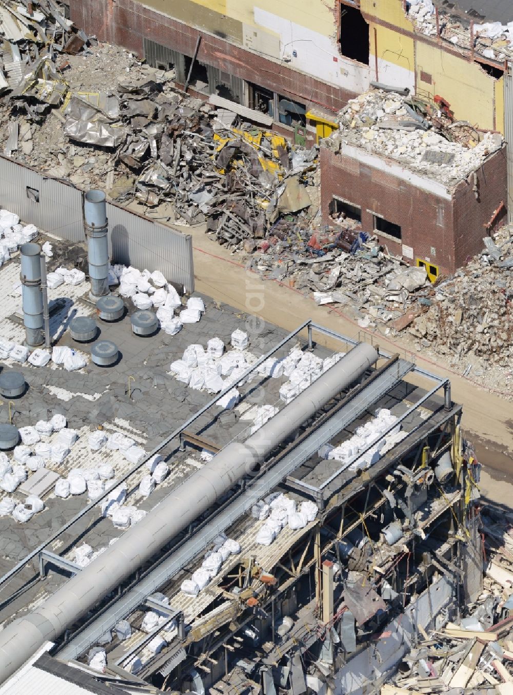 Bochum from the bird's eye view: Demolition work on the site of the ruins Opel Werk I in Bochum in the state North Rhine-Westphalia