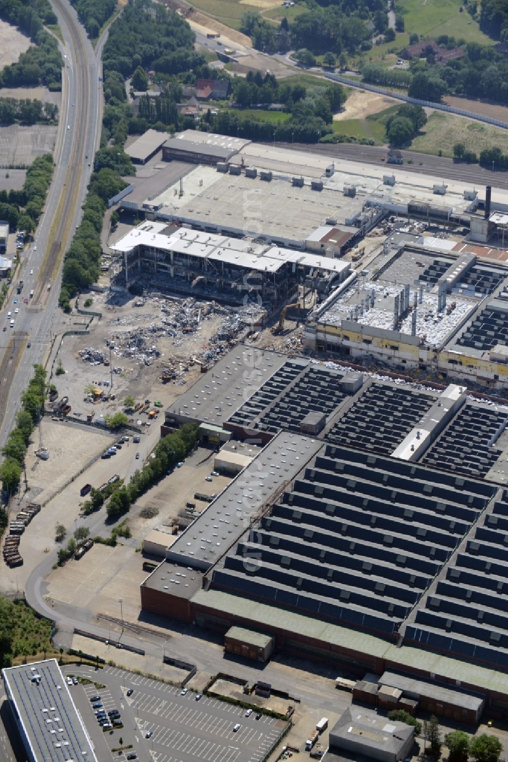 Bochum from the bird's eye view: Demolition work on the site of the ruins Opel Werk I in Bochum in the state North Rhine-Westphalia