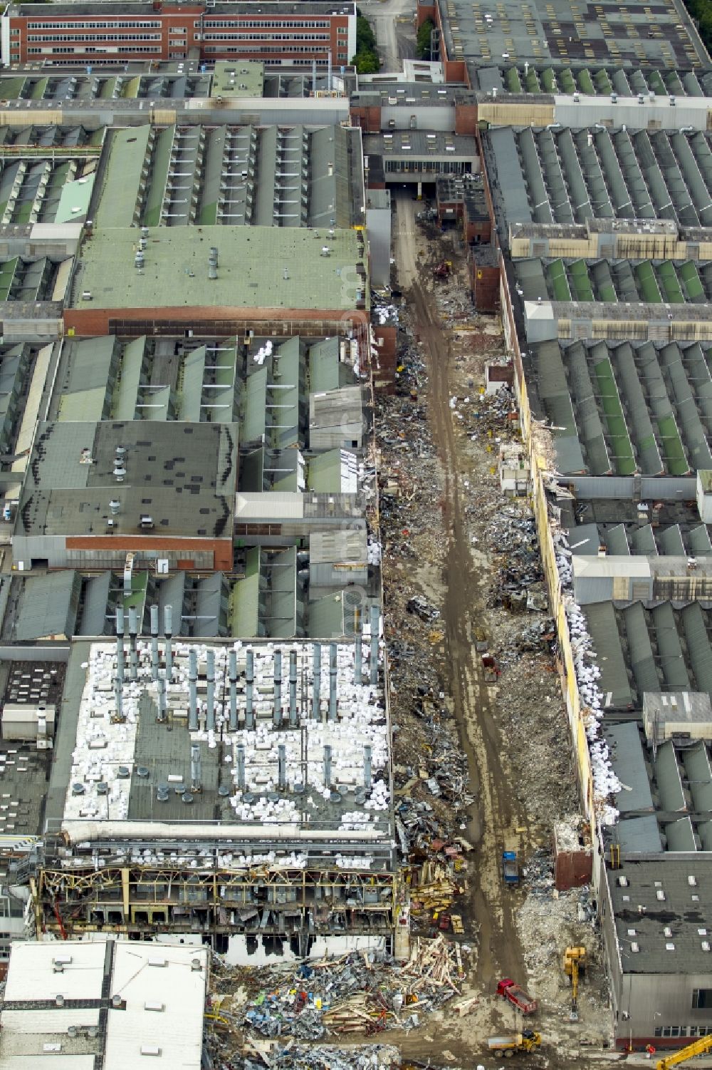 Bochum from the bird's eye view: Demolition work on the site of the ruins Opel Werk I in Bochum in the state North Rhine-Westphalia