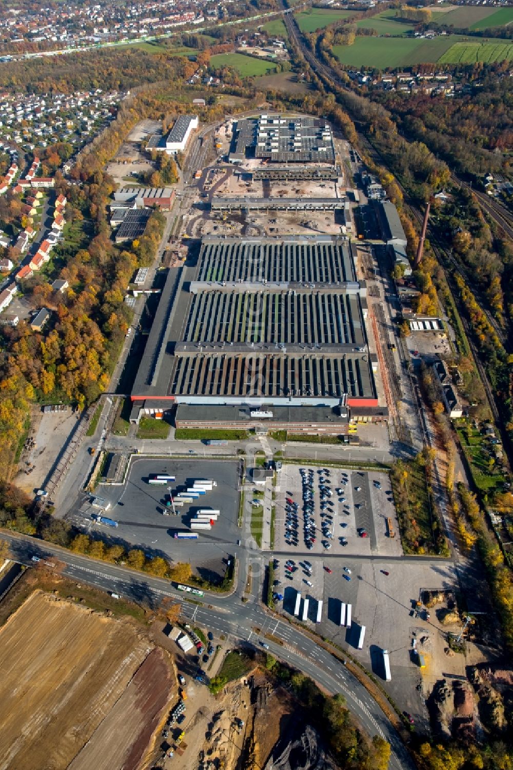 Bochum from the bird's eye view: Demolition work on the site of the ruins the disused Opel Plant 2 in Bochum in the state North Rhine-Westphalia