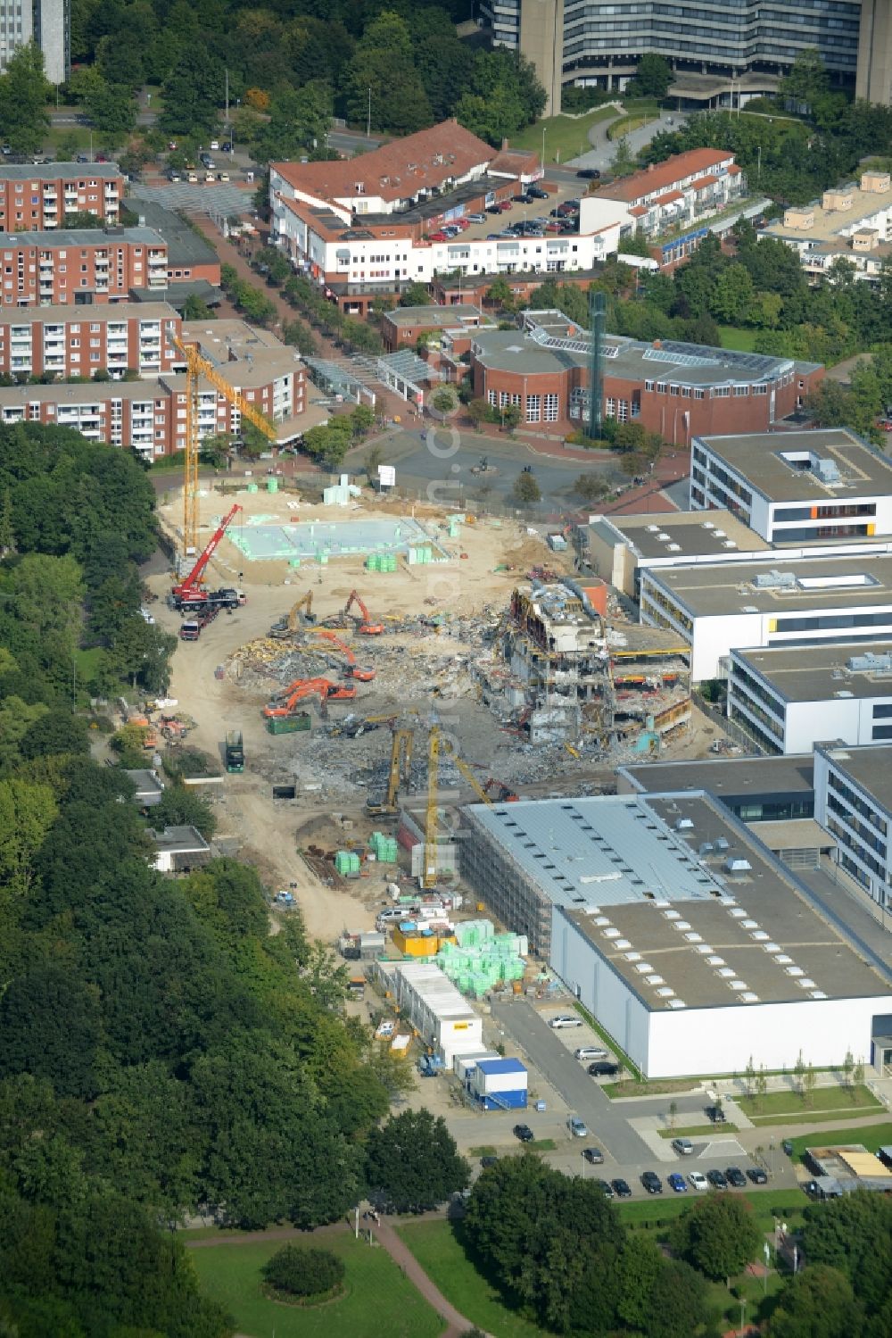 Hannover from above - Demolition work of School building of the Integrierte Gesamtschule Muehlenberg in Hannover in the state Lower Saxony