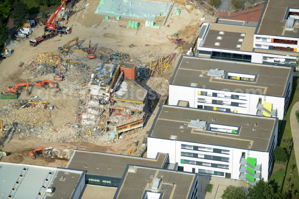 Hannover from the bird's eye view: Demolition work of school building of the Integrierte Gesamtschule Muehlenberg in Hannover in the state Lower Saxony