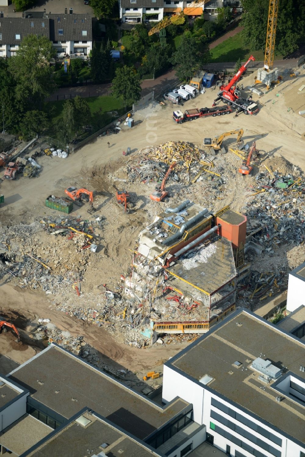 Aerial photograph Hannover - Demolition work of school building of the Integrierte Gesamtschule Muehlenberg in Hannover in the state Lower Saxony