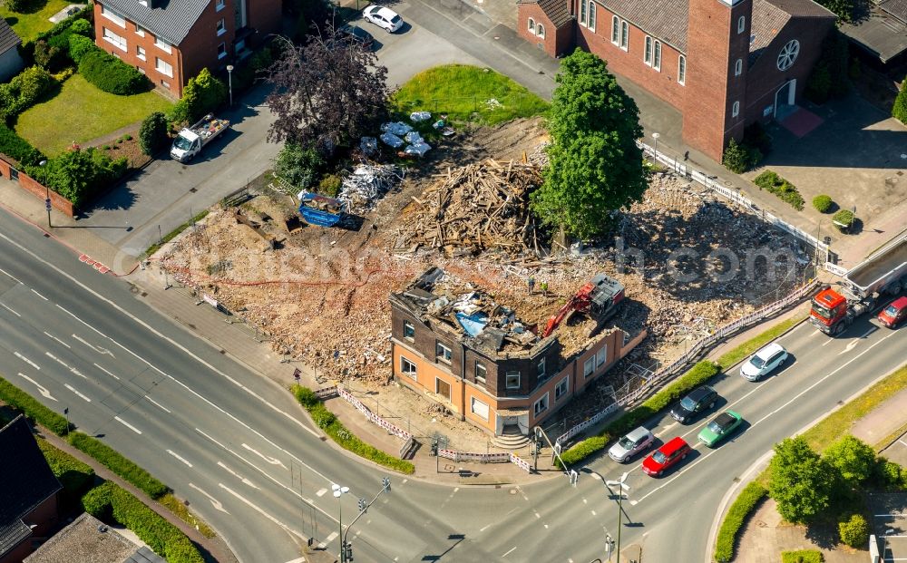 Bergkamen from the bird's eye view: Demolition works on the traffic in the course of the crossroads Werner street, west bright way and east bright way in the district of Ruenthe in Bergkamen in the federal state North Rhine-Westphalia, Germany