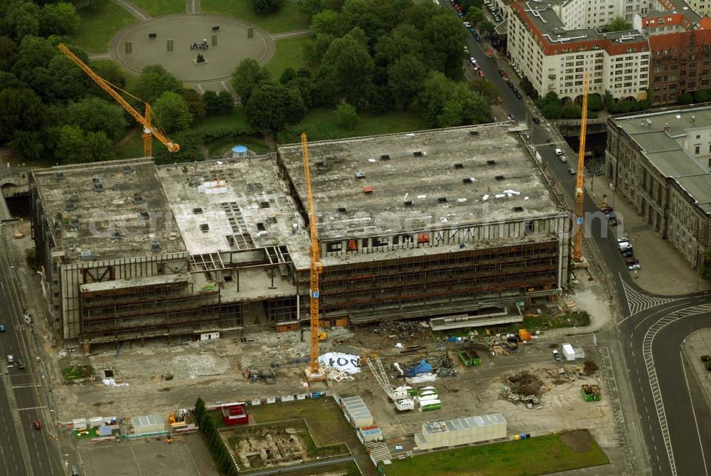 Aerial image Berlin - Blick auf die Abrißarbeiten am Palast der Republik in Berlin-Mitte