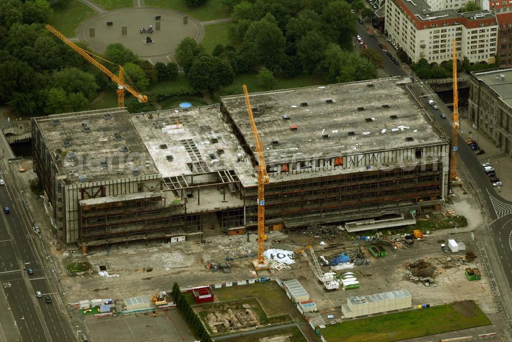 Aerial photograph Berlin - Blick auf die Abrißarbeiten am Palast der Republik in Berlin-Mitte