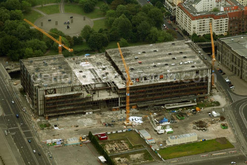 Berlin from above - Blick auf die Abrißarbeiten am Palast der Republik in Berlin-Mitte