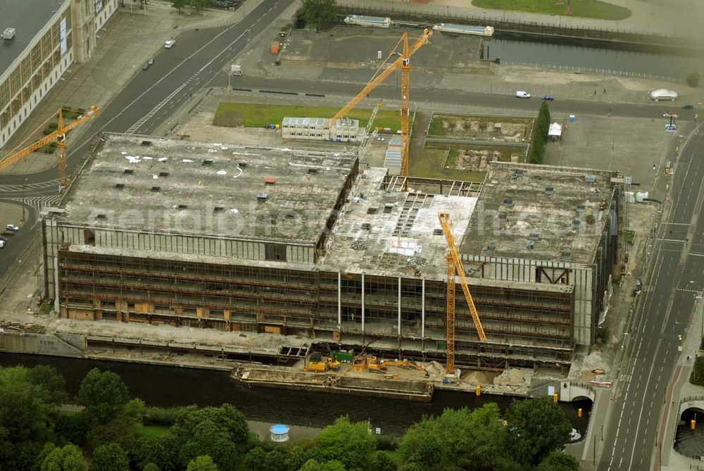 Berlin from the bird's eye view: Blick auf die Abrißarbeiten am Palast der Republik in Berlin-Mitte