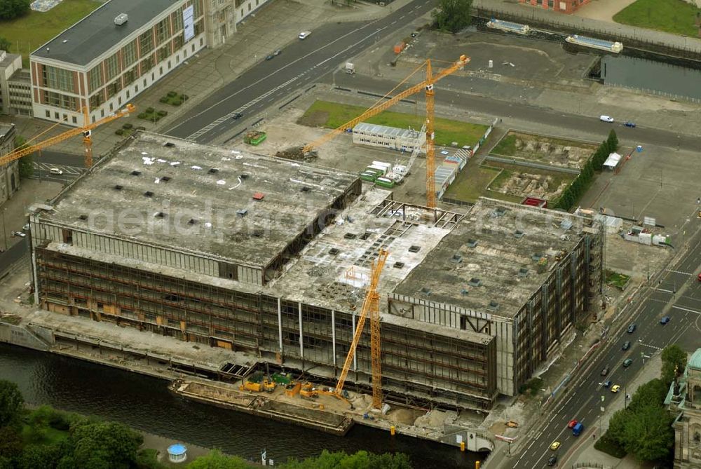 Aerial image Berlin - Blick auf die Abrißarbeiten am Palast der Republik in Berlin-Mitte