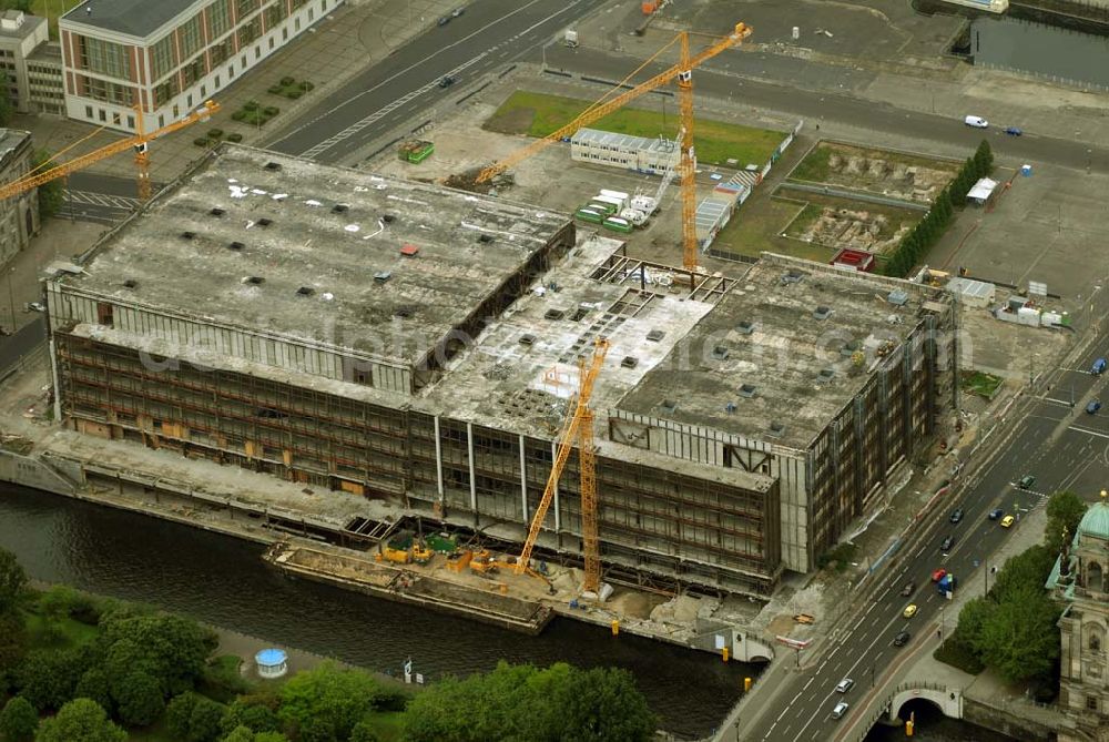 Aerial photograph Berlin - Blick auf die Abrißarbeiten am Palast der Republik in Berlin-Mitte