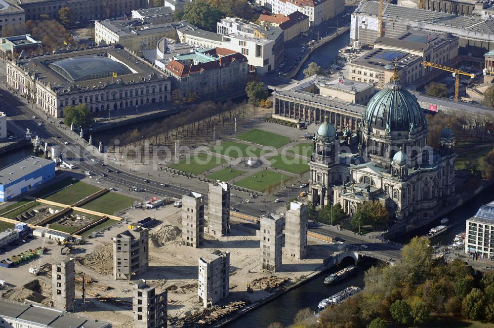 Aerial photograph Berlin - Blick auf die Abrissarbeiten am Palast der Republik, Dom, Lustgarten, Altes Museum in Berlin Mitte. Der Palast entstand in den 70er Jahren auf einem Teil des Geländes des Berliner Stadtschlosses. Im April 1976 wurde er eröffnet und beherbergte die Volkskammer der DDR und war volksoffenes Kulturhaus. Seit dem Februar 2006 wird der Palast schrittweise abgerissen, um im Anschluss eine Rekonstruktion des Berliner Stadtschlosses zu errichten. Der Abriss des Palastes soll im Frühjahr 2009 abgeschlossen werden.