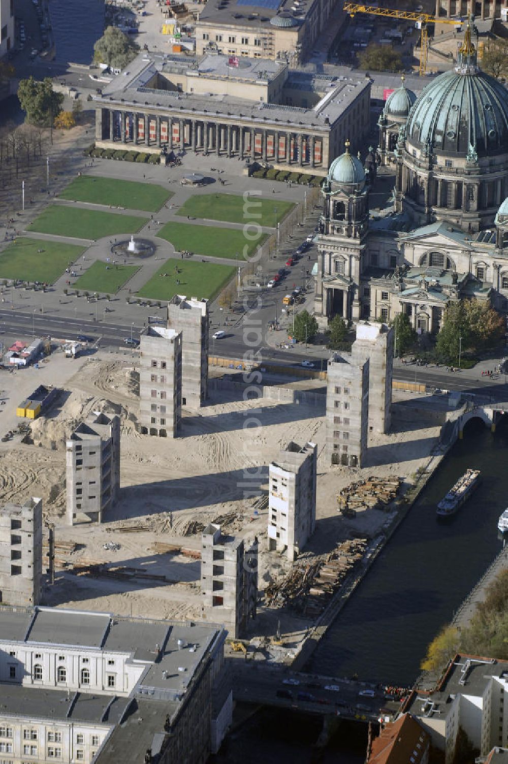 Berlin from the bird's eye view: Blick auf die Abrissarbeiten am Palast der Republik, Dom, Lustgarten, Altes Museum in Berlin Mitte. Der Palast entstand in den 70er Jahren auf einem Teil des Geländes des Berliner Stadtschlosses. Im April 1976 wurde er eröffnet und beherbergte die Volkskammer der DDR und war volksoffenes Kulturhaus. Seit dem Februar 2006 wird der Palast schrittweise abgerissen, um im Anschluss eine Rekonstruktion des Berliner Stadtschlosses zu errichten. Der Abriss des Palastes soll im Frühjahr 2009 abgeschlossen werden.