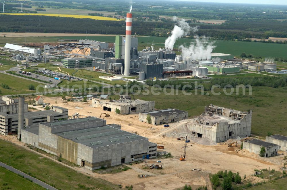 STENDAL - Arneburg from the bird's eye view: Blick auf die Abrißarbeiten an den Resten der Reaktorblöcke der Bauruine des nie in Betrieb gegangenen Atomraftwerk Arneburg bei Stendal in Sachsen-Anhalt. View of the demolition work on the remains of the ruined building of the reactor units in operation never gone Atomlraftwerkes Arneburg at Stendal in Saxony-Anhalt.