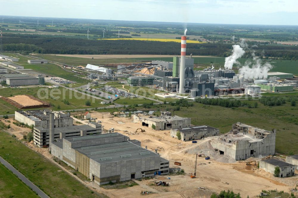 Aerial image STENDAL - Arneburg - Blick auf die Abrißarbeiten an den Resten der Reaktorblöcke der Bauruine des nie in Betrieb gegangenen Atomraftwerk Arneburg bei Stendal in Sachsen-Anhalt. View of the demolition work on the remains of the ruined building of the reactor units in operation never gone Atomlraftwerkes Arneburg at Stendal in Saxony-Anhalt.