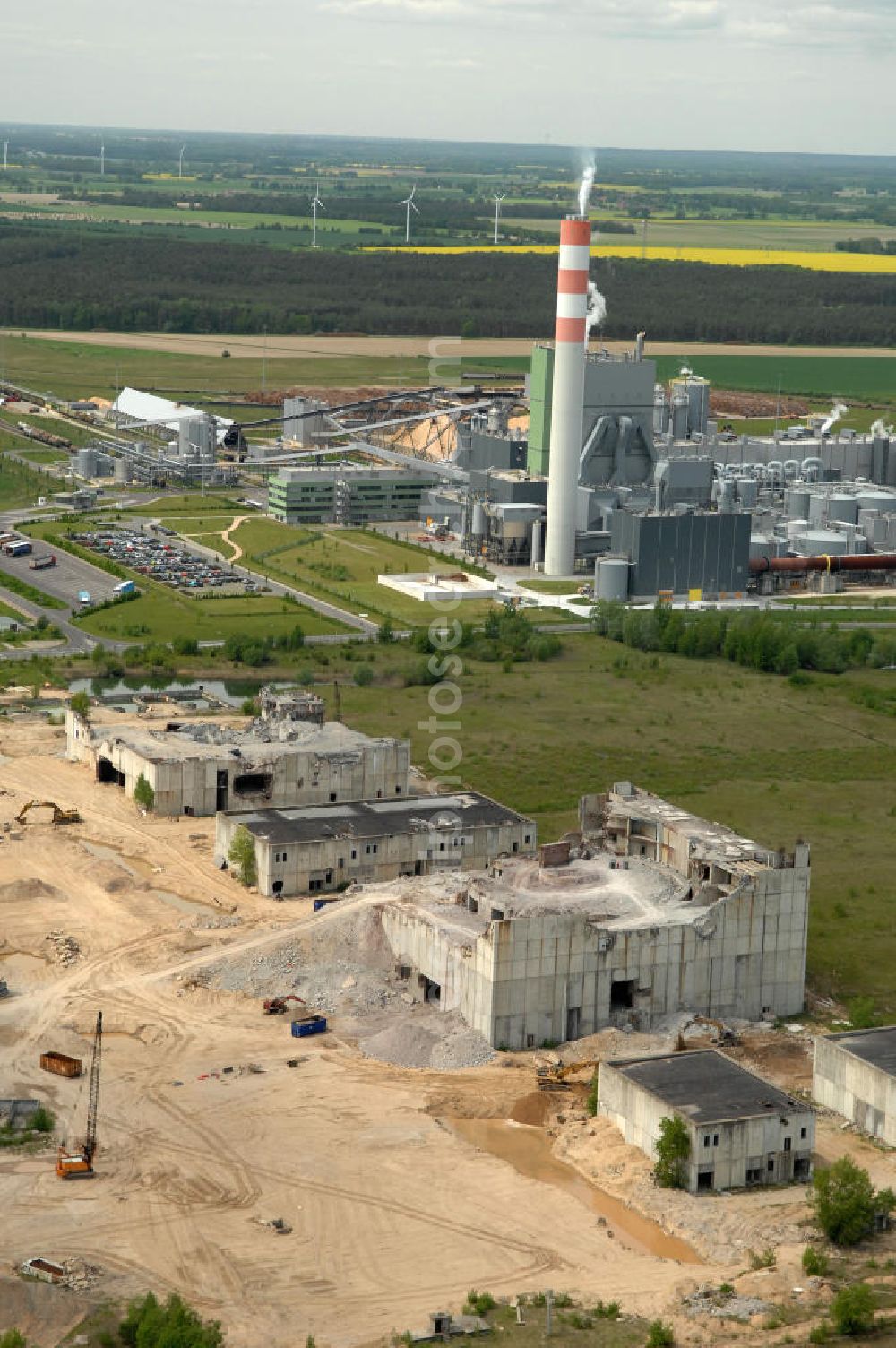 STENDAL - Arneburg from the bird's eye view: Blick auf die Abrißarbeiten an den Resten der Reaktorblöcke der Bauruine des nie in Betrieb gegangenen Atomraftwerk Arneburg bei Stendal in Sachsen-Anhalt. View of the demolition work on the remains of the ruined building of the reactor units in operation never gone Atomlraftwerkes Arneburg at Stendal in Saxony-Anhalt.