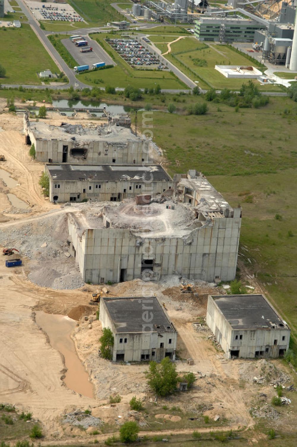 Aerial image STENDAL - Arneburg - Blick auf die Abrißarbeiten an den Resten der Reaktorblöcke der Bauruine des nie in Betrieb gegangenen Atomraftwerk Arneburg bei Stendal in Sachsen-Anhalt. View of the demolition work on the remains of the ruined building of the reactor units in operation never gone Atomlraftwerkes Arneburg at Stendal in Saxony-Anhalt.