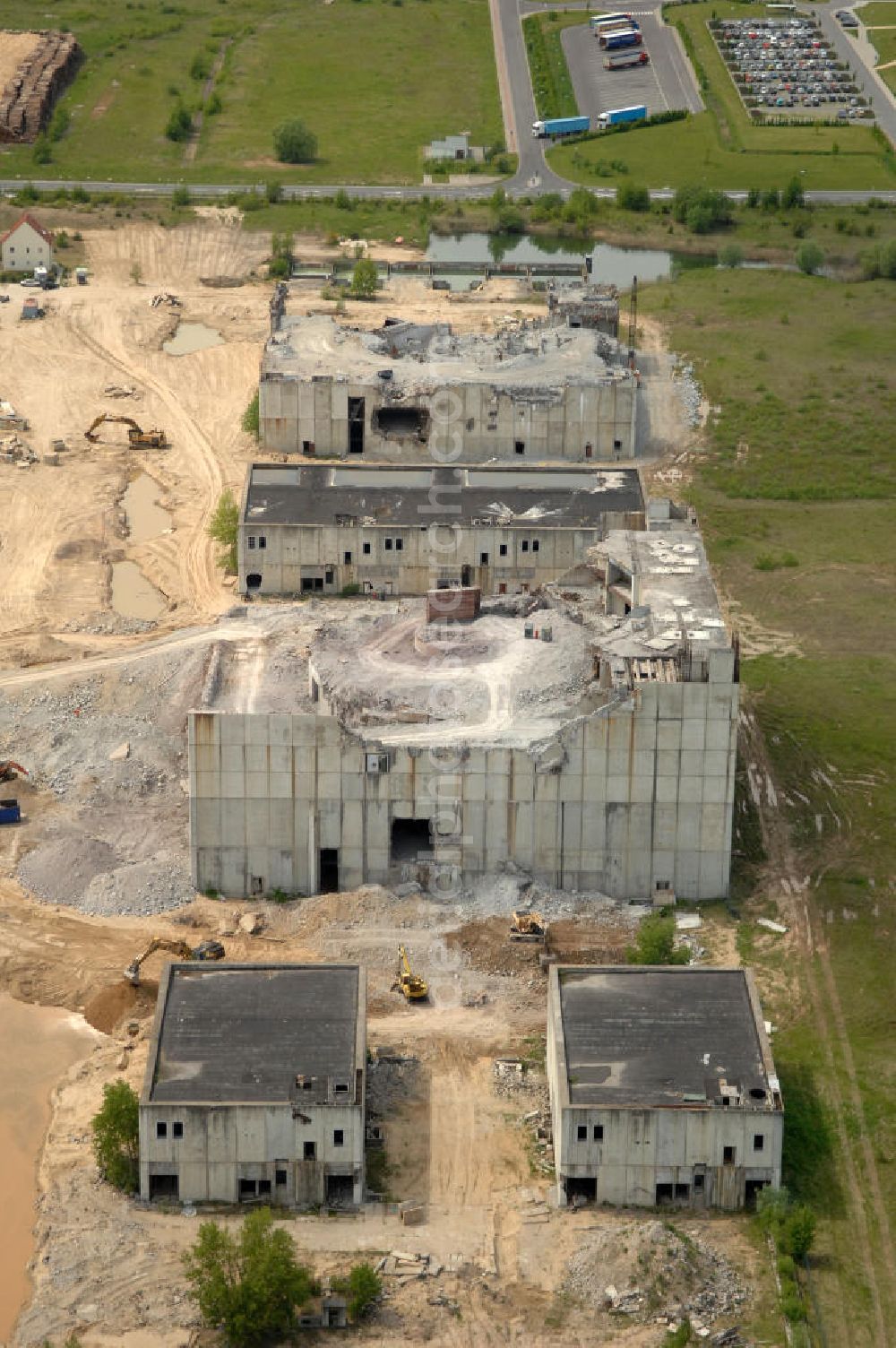 Aerial photograph STENDAL - Arneburg - Blick auf die Abrißarbeiten an den Resten der Reaktorblöcke der Bauruine des nie in Betrieb gegangenen Atomraftwerk Arneburg bei Stendal in Sachsen-Anhalt. View of the demolition work on the remains of the ruined building of the reactor units in operation never gone Atomlraftwerkes Arneburg at Stendal in Saxony-Anhalt.