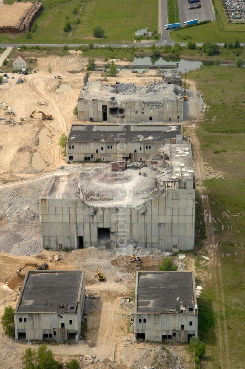 STENDAL - Arneburg from above - Blick auf die Abrißarbeiten an den Resten der Reaktorblöcke der Bauruine des nie in Betrieb gegangenen Atomraftwerk Arneburg bei Stendal in Sachsen-Anhalt. View of the demolition work on the remains of the ruined building of the reactor units in operation never gone Atomlraftwerkes Arneburg at Stendal in Saxony-Anhalt.