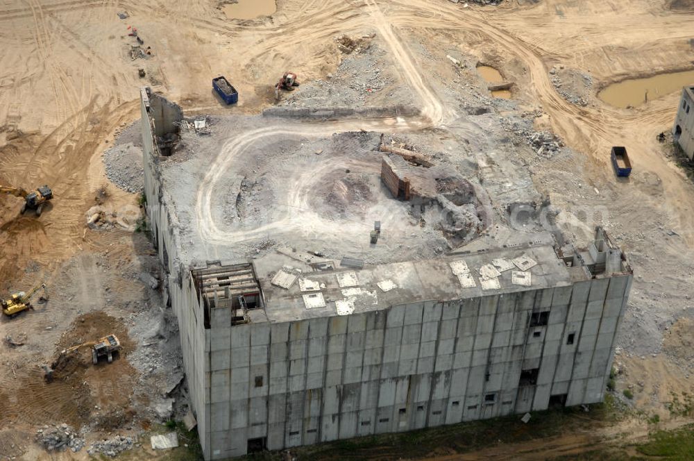 STENDAL - Arneburg from the bird's eye view: Blick auf die Abrißarbeiten an den Resten der Reaktorblöcke der Bauruine des nie in Betrieb gegangenen Atomraftwerk Arneburg bei Stendal in Sachsen-Anhalt. View of the demolition work on the remains of the ruined building of the reactor units in operation never gone Atomlraftwerkes Arneburg at Stendal in Saxony-Anhalt.