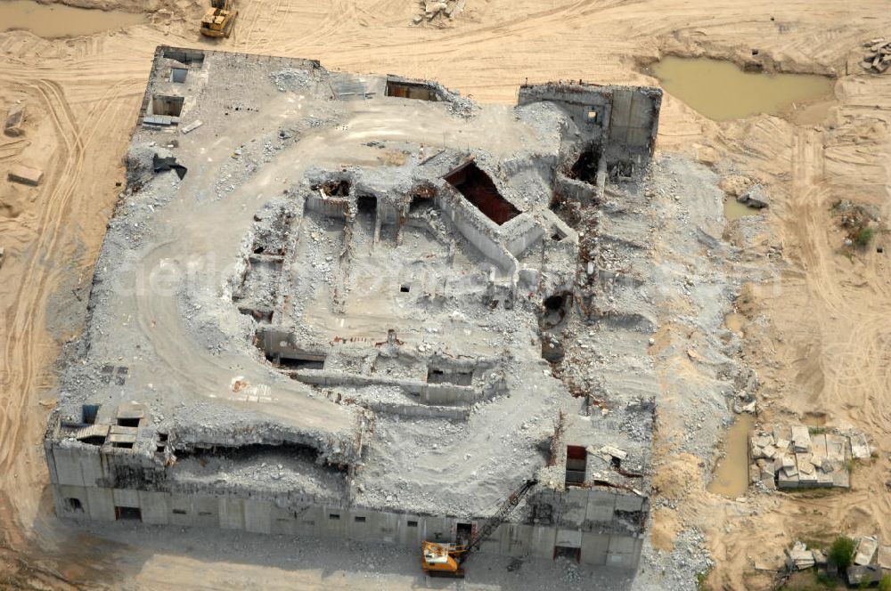 Aerial image STENDAL - Arneburg - Blick auf die Abrißarbeiten an den Resten der Reaktorblöcke der Bauruine des nie in Betrieb gegangenen Atomraftwerk Arneburg bei Stendal in Sachsen-Anhalt. View of the demolition work on the remains of the ruined building of the reactor units in operation never gone Atomlraftwerkes Arneburg at Stendal in Saxony-Anhalt.