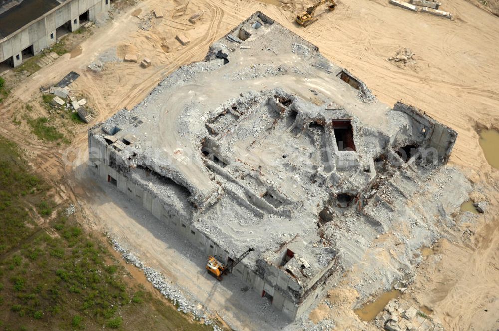 Aerial photograph STENDAL - Arneburg - Blick auf die Abrißarbeiten an den Resten der Reaktorblöcke der Bauruine des nie in Betrieb gegangenen Atomraftwerk Arneburg bei Stendal in Sachsen-Anhalt. View of the demolition work on the remains of the ruined building of the reactor units in operation never gone Atomlraftwerkes Arneburg at Stendal in Saxony-Anhalt.