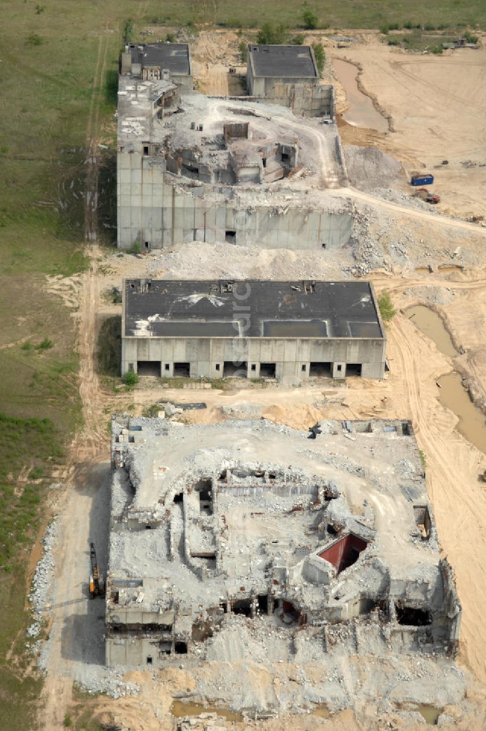 STENDAL - Arneburg from the bird's eye view: Blick auf die Abrißarbeiten an den Resten der Reaktorblöcke der Bauruine des nie in Betrieb gegangenen Atomraftwerk Arneburg bei Stendal in Sachsen-Anhalt. View of the demolition work on the remains of the ruined building of the reactor units in operation never gone Atomlraftwerkes Arneburg at Stendal in Saxony-Anhalt.