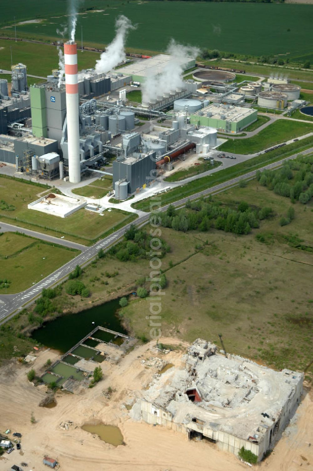 Aerial photograph STENDAL - Arneburg - Blick auf die Abrißarbeiten an den Resten der Reaktorblöcke der Bauruine des nie in Betrieb gegangenen Atomraftwerk Arneburg bei Stendal in Sachsen-Anhalt. View of the demolition work on the remains of the ruined building of the reactor units in operation never gone Atomlraftwerkes Arneburg at Stendal in Saxony-Anhalt.