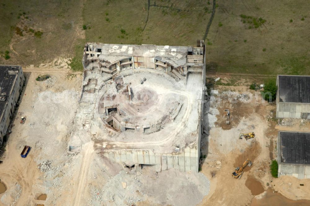 STENDAL - Arneburg from above - Blick auf die Abrißarbeiten an den Resten der Reaktorblöcke der Bauruine des nie in Betrieb gegangenen Atomraftwerk Arneburg bei Stendal in Sachsen-Anhalt. View of the demolition work on the remains of the ruined building of the reactor units in operation never gone Atomlraftwerkes Arneburg at Stendal in Saxony-Anhalt.