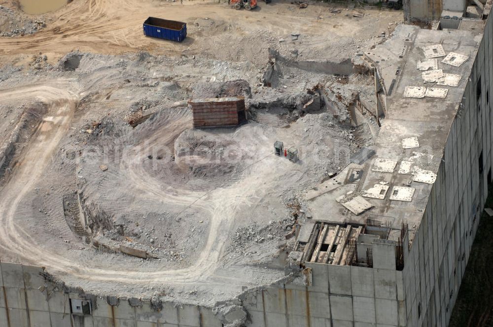 STENDAL - Arneburg from the bird's eye view: Blick auf die Abrißarbeiten an den Resten der Reaktorblöcke der Bauruine des nie in Betrieb gegangenen Atomkraftwerk Arneburg bei Stendal in Sachsen-Anhalt. Der Abriss des massiven Betonblöcke erwies sich bislang als die sprichwörtliche harte Nuss. Eine Hamburger Firma rückt dem meterdicken Stahlbeton aber mittlerweile erfolgreich mit einem Schneidverfahren zu Leibe. Nach Angaben der Abrißfirma wurden beim Zersägen und Zerstückeln der Reaktorwände mehrere, bis zu einem halbe???????????????????????????????????????????????????????????????????????????????????????????????????????????????????????????????????????????????????????????????????????????????????????????????????????????????????????????????????????????????????????????????????????????????????????????????????????????????????????????????????????????????????????????????????????????????????????????????????