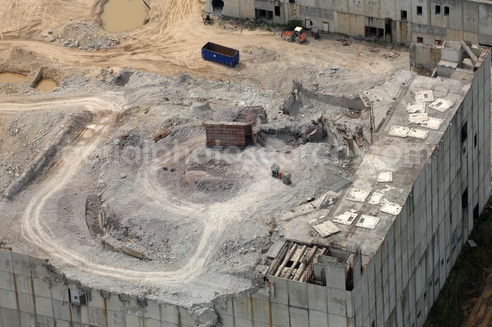 Aerial image STENDAL - Arneburg - Blick auf die Abrißarbeiten an den Resten der Reaktorblöcke der Bauruine des nie in Betrieb gegangenen Atomkraftwerk Arneburg bei Stendal in Sachsen-Anhalt. Der Abriss des massiven Betonblöcke erwies sich bislang als die sprichwörtliche harte Nuss. Eine Hamburger Firma rückt dem meterdicken Stahlbeton aber mittlerweile erfolgreich mit einem Schneidverfahren zu Leibe. Nach Angaben der Abrißfirma wurden beim Zersägen und Zerstückeln der Reaktorwände mehrere, bis zu einem halbe???????????????????????????????????????????????????????????????????????????????????????????????????????????????????????????????????????????????????????????????????????????????????????????????????????????????????????????????????????????????????????????????????????????????????????????????????????????????????????????????????????????????????????????????????????????????????????????????????