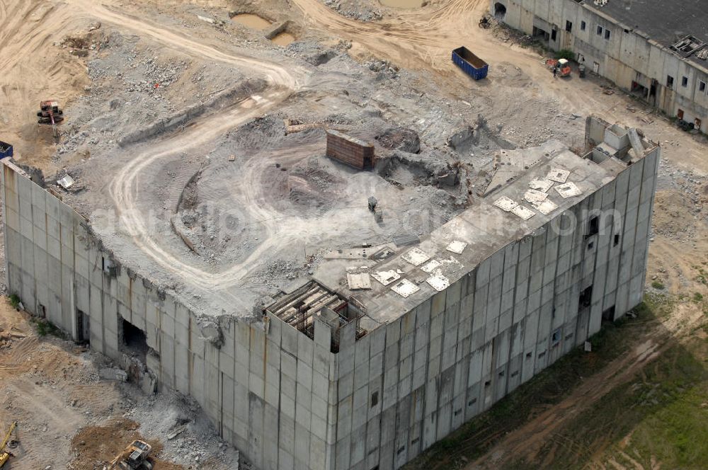 Aerial photograph STENDAL - Arneburg - Blick auf die Abrißarbeiten an den Resten der Reaktorblöcke der Bauruine des nie in Betrieb gegangenen Atomkraftwerk Arneburg bei Stendal in Sachsen-Anhalt. Der Abriss des massiven Betonblöcke erwies sich bislang als die sprichwörtliche harte Nuss. Eine Hamburger Firma rückt dem meterdicken Stahlbeton aber mittlerweile erfolgreich mit einem Schneidverfahren zu Leibe. Nach Angaben der Abrißfirma wurden beim Zersägen und Zerstückeln der Reaktorwände mehrere, bis zu einem halbe???????????????????????????????????????????????????????????????????????????????????????????????????????????????????????????????????????????????????????????????????????????????????????????????????????????????????????????????????????????????????????????????????????????????????????????????????????????????????????????????????????????????????????????????????????????????????????????????????