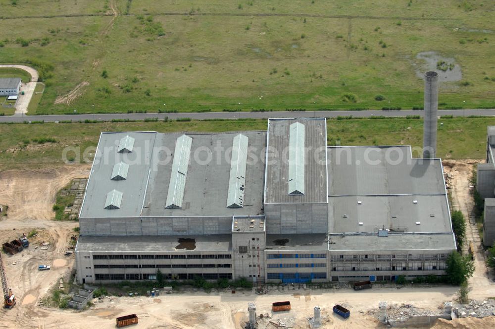 STENDAL - Arneburg from above - Blick auf die Abrißarbeiten an den Resten der Reaktorblöcke der Bauruine des nie in Betrieb gegangenen Atomkraftwerk Arneburg bei Stendal in Sachsen-Anhalt. Der Abriss des massiven Betonblöcke erwies sich bislang als die sprichwörtliche harte Nuss. Eine Hamburger Firma rückt dem meterdicken Stahlbeton aber mittlerweile erfolgreich mit einem Schneidverfahren zu Leibe. Nach Angaben der Abrißfirma wurden beim Zersägen und Zerstückeln der Reaktorwände mehrere, bis zu einem halbe???????????????????????????????????????????????????????????????????????????????????????????????????????????????????????????????????????????????????????????????????????????????????????????????????????????????????????????????????????????????????????????????????????????????????????????????????????????????????????????????????????????????????????????????????????????????????????????????????