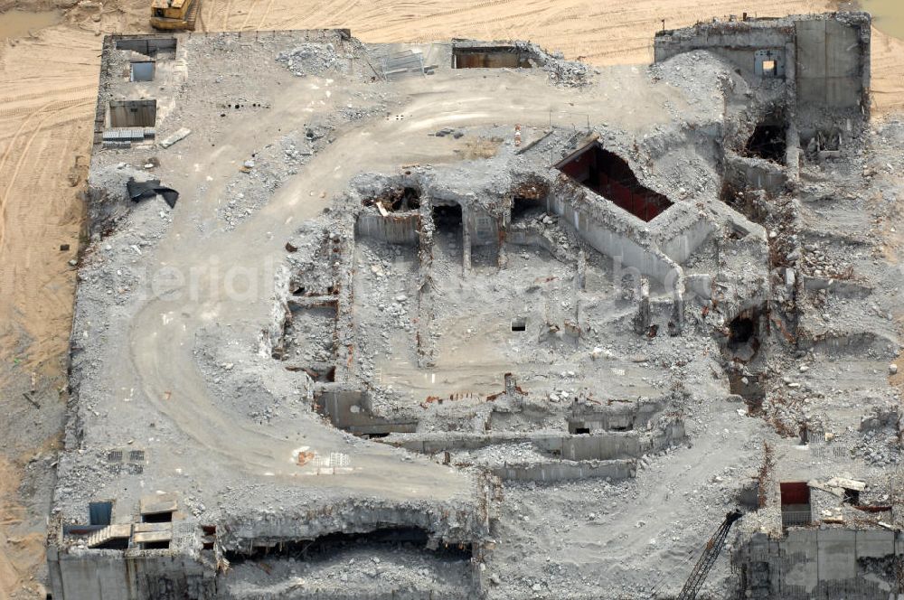 STENDAL - Arneburg from the bird's eye view: Blick auf die Abrißarbeiten an den Resten der Reaktorblöcke der Bauruine des nie in Betrieb gegangenen Atomkraftwerk Arneburg bei Stendal in Sachsen-Anhalt. Der Abriss des massiven Betonblöcke erwies sich bislang als die sprichwörtliche harte Nuss. Eine Hamburger Firma rückt dem meterdicken Stahlbeton aber mittlerweile erfolgreich mit einem Schneidverfahren zu Leibe. Nach Angaben der Abrißfirma wurden beim Zersägen und Zerstückeln der Reaktorwände mehrere, bis zu einem halbe???????????????????????????????????????????????????????????????????????????????????????????????????????????????????????????????????????????????????????????????????????????????????????????????????????????????????????????????????????????????????????????????????????????????????????????????????????????????????????????????????????????????????????????????????????????????????????????????????