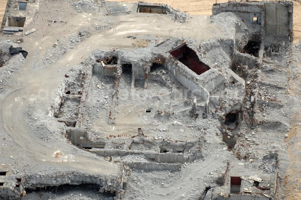 Aerial image STENDAL - Arneburg - Blick auf die Abrißarbeiten an den Resten der Reaktorblöcke der Bauruine des nie in Betrieb gegangenen Atomkraftwerk Arneburg bei Stendal in Sachsen-Anhalt. Der Abriss des massiven Betonblöcke erwies sich bislang als die sprichwörtliche harte Nuss. Eine Hamburger Firma rückt dem meterdicken Stahlbeton aber mittlerweile erfolgreich mit einem Schneidverfahren zu Leibe. Nach Angaben der Abrißfirma wurden beim Zersägen und Zerstückeln der Reaktorwände mehrere, bis zu einem halbe???????????????????????????????????????????????????????????????????????????????????????????????????????????????????????????????????????????????????????????????????????????????????????????????????????????????????????????????????????????????????????????????????????????????????????????????????????????????????????????????????????????????????????????????????????????????????????????????????