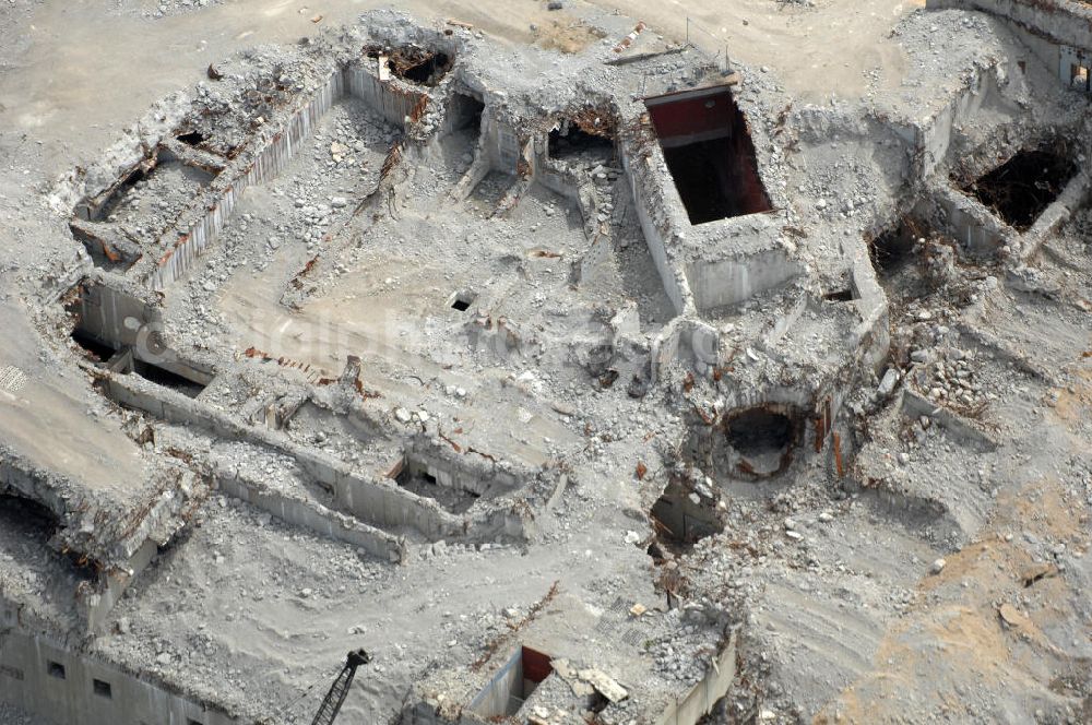 Aerial photograph STENDAL - Arneburg - Blick auf die Abrißarbeiten an den Resten der Reaktorblöcke der Bauruine des nie in Betrieb gegangenen Atomkraftwerk Arneburg bei Stendal in Sachsen-Anhalt. Der Abriss des massiven Betonblöcke erwies sich bislang als die sprichwörtliche harte Nuss. Eine Hamburger Firma rückt dem meterdicken Stahlbeton aber mittlerweile erfolgreich mit einem Schneidverfahren zu Leibe. Nach Angaben der Abrißfirma wurden beim Zersägen und Zerstückeln der Reaktorwände mehrere, bis zu einem halbe???????????????????????????????????????????????????????????????????????????????????????????????????????????????????????????????????????????????????????????????????????????????????????????????????????????????????????????????????????????????????????????????????????????????????????????????????????????????????????????????????????????????????????????????????????????????????????????????????