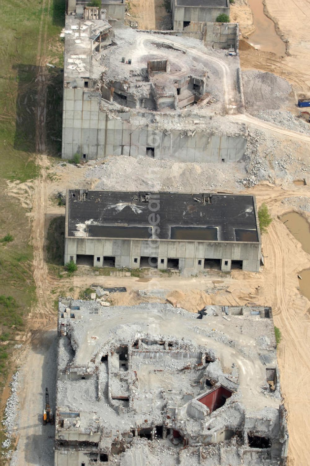 STENDAL - Arneburg from above - Blick auf die Abrißarbeiten an den Resten der Reaktorblöcke der Bauruine des nie in Betrieb gegangenen Atomkraftwerk Arneburg bei Stendal in Sachsen-Anhalt. Der Abriss des massiven Betonblöcke erwies sich bislang als die sprichwörtliche harte Nuss. Eine Hamburger Firma rückt dem meterdicken Stahlbeton aber mittlerweile erfolgreich mit einem Schneidverfahren zu Leibe. Nach Angaben der Abrißfirma wurden beim Zersägen und Zerstückeln der Reaktorwände mehrere, bis zu einem halbe???????????????????????????????????????????????????????????????????????????????????????????????????????????????????????????????????????????????????????????????????????????????????????????????????????????????????????????????????????????????????????????????????????????????????????????????????????????????????????????????????????????????????????????????????????????????????????????????????