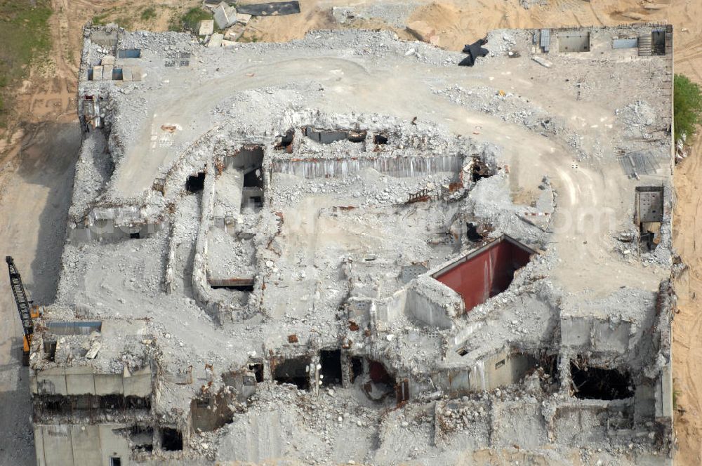 STENDAL - Arneburg from the bird's eye view: Blick auf die Abrißarbeiten an den Resten der Reaktorblöcke der Bauruine des nie in Betrieb gegangenen Atomkraftwerk Arneburg bei Stendal in Sachsen-Anhalt. Der Abriss des massiven Betonblöcke erwies sich bislang als die sprichwörtliche harte Nuss. Eine Hamburger Firma rückt dem meterdicken Stahlbeton aber mittlerweile erfolgreich mit einem Schneidverfahren zu Leibe. Nach Angaben der Abrißfirma wurden beim Zersägen und Zerstückeln der Reaktorwände mehrere, bis zu einem halbe???????????????????????????????????????????????????????????????????????????????????????????????????????????????????????????????????????????????????????????????????????????????????????????????????????????????????????????????????????????????????????????????????????????????????????????????????????????????????????????????????????????????????????????????????????????????????????????????????