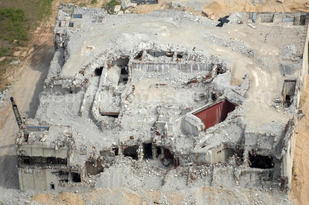 Aerial image STENDAL - Arneburg - Blick auf die Abrißarbeiten an den Resten der Reaktorblöcke der Bauruine des nie in Betrieb gegangenen Atomkraftwerk Arneburg bei Stendal in Sachsen-Anhalt. Der Abriss des massiven Betonblöcke erwies sich bislang als die sprichwörtliche harte Nuss. Eine Hamburger Firma rückt dem meterdicken Stahlbeton aber mittlerweile erfolgreich mit einem Schneidverfahren zu Leibe. Nach Angaben der Abrißfirma wurden beim Zersägen und Zerstückeln der Reaktorwände mehrere, bis zu einem halbe???????????????????????????????????????????????????????????????????????????????????????????????????????????????????????????????????????????????????????????????????????????????????????????????????????????????????????????????????????????????????????????????????????????????????????????????????????????????????????????????????????????????????????????????????????????????????????????????????